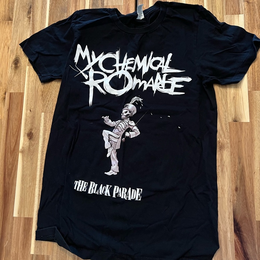 ✨HOT TOPIC✨MY CHEMICAL ROMANCE “THE BLACK PARADE” SHIRT (SMALL)🖤🤍